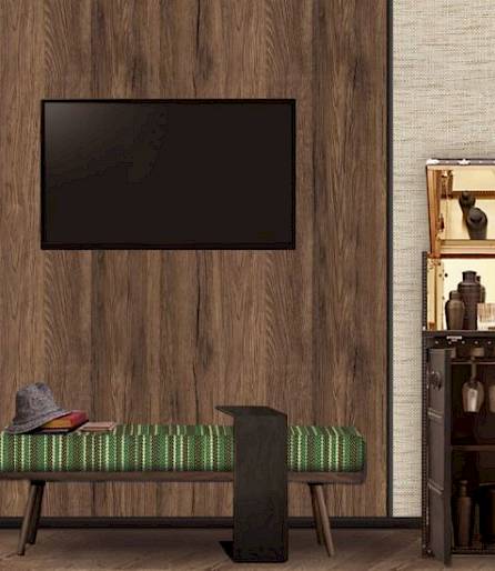 Télévision à écran plat, banc avec chapeau, lampe sur pied et bar à domicile ouvert dans un salon moderne.