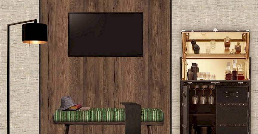 Télévision à écran plat, banc avec chapeau, lampe sur pied et bar à domicile ouvert dans un salon moderne.