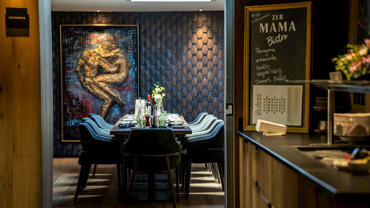 Intérieur de restaurant élégant avec table dressée et œuvre d'art au mur. Atmosphère chaleureuse.